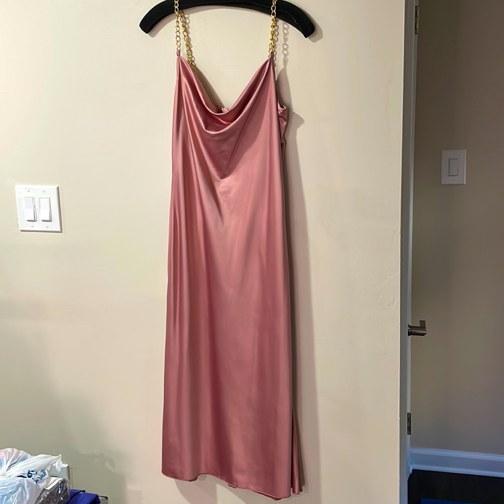 Beautiful silk dress midi. Unfortunately doesn’t fit me any more.